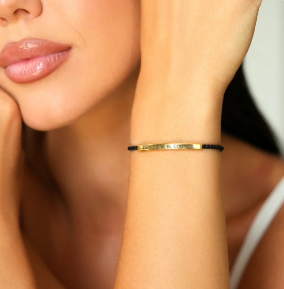 Pulsera Dorada “Dios Tiene el Control”