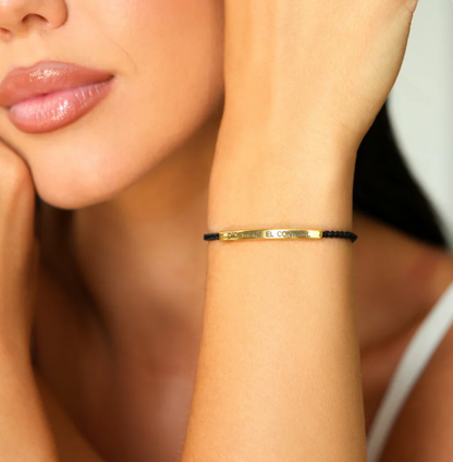 Pulsera Dorada “Dios Tiene el Control”