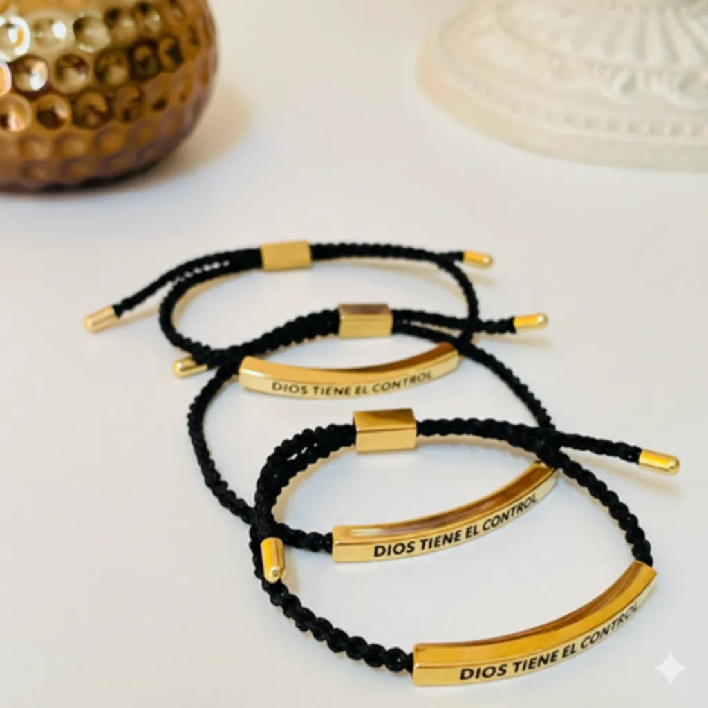 Pulsera Dorada “Dios Tiene el Control”