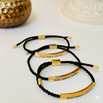 Pulsera Dorada “Dios Tiene el Control”