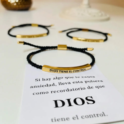 Pulsera Dorada “Dios Tiene el Control”