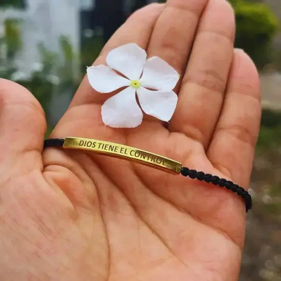 Pulsera Dorada “Dios Tiene el Control”